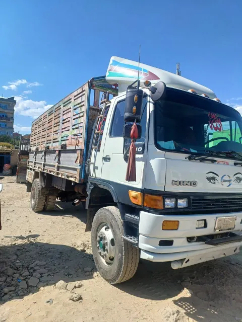 Hino Truck 6-Cylinder 800 2002