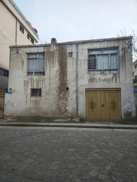 Old house for sale, 3 biswa (300 m²), District 11