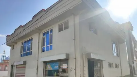 2-storey house with 2 shops for sale, 7 rooms, 300 m², District 7