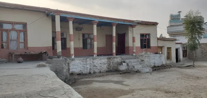 Two plots with 5-room house for sale, 550 m² and 324 m²